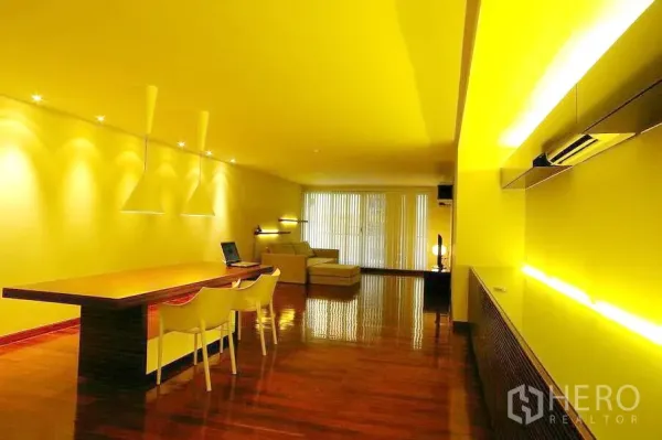 公寓 出租在Watthana, Bangkok - 开放式客餐厅，吊灯、长木餐桌、亮面木地板与落地百叶帘。