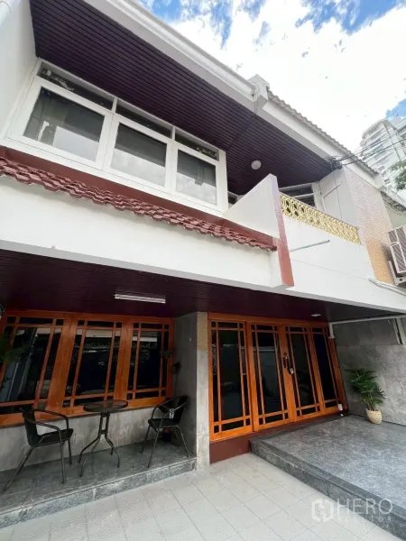 สำนักงานที่บ้าน ให้เช่าในWatthana, Bangkok - มุมมองภายนอกพร้อมลานกระเบื้อง ชุดโต๊ะนั่ง และหน้าต่างกรอบไม้บานใหญ่