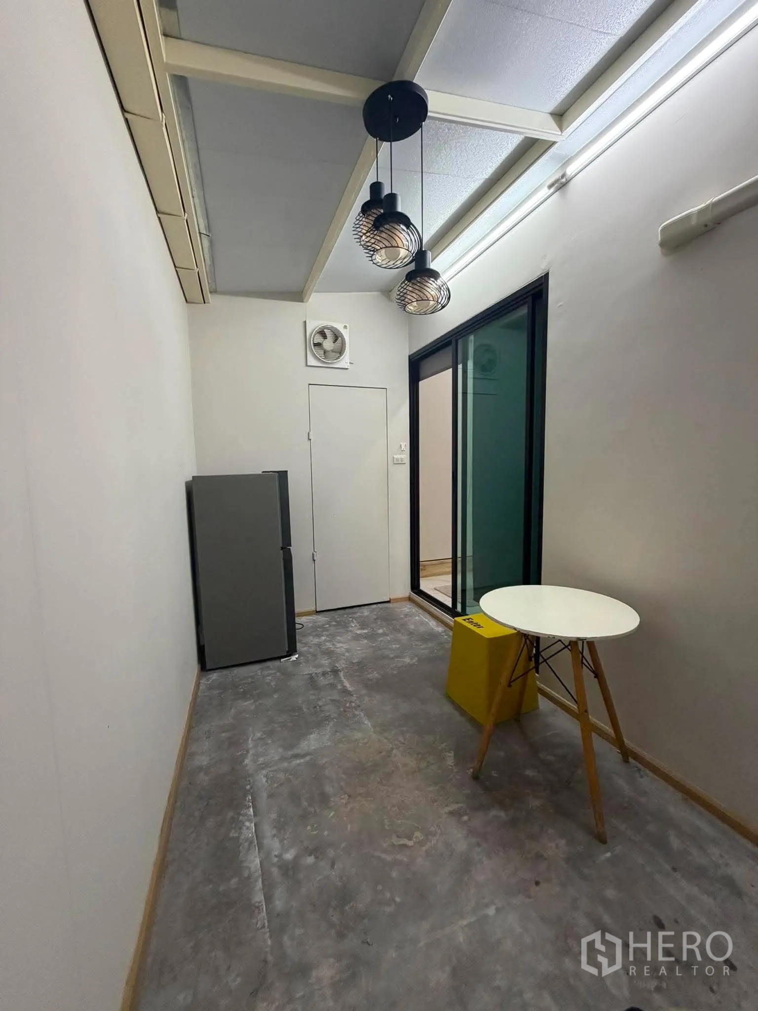 家庭办公室 for rent in Phra Khanong, Bangkok - 狭长茶水间，吊灯与推拉玻璃门。