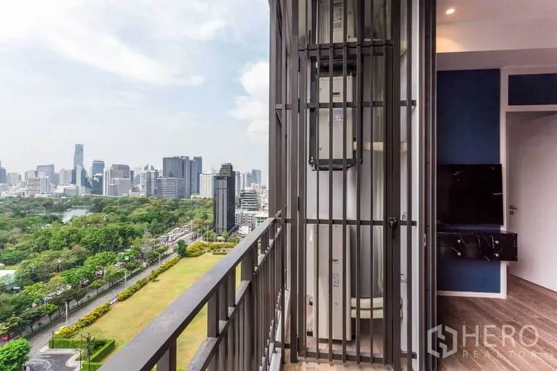 公寓 出租在Pathum Wan, Bangkok - 阳台远眺城市与绿地景观，外机护栏齐全。