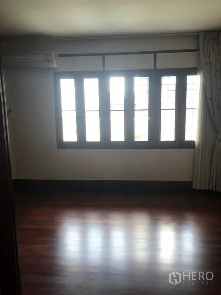 บ้าน ให้เช่าในWatthana, Bangkok - ห้องชั้นบนโล่ง หน้าต่างเรียงยาว พื้นไม้ขัดเงา