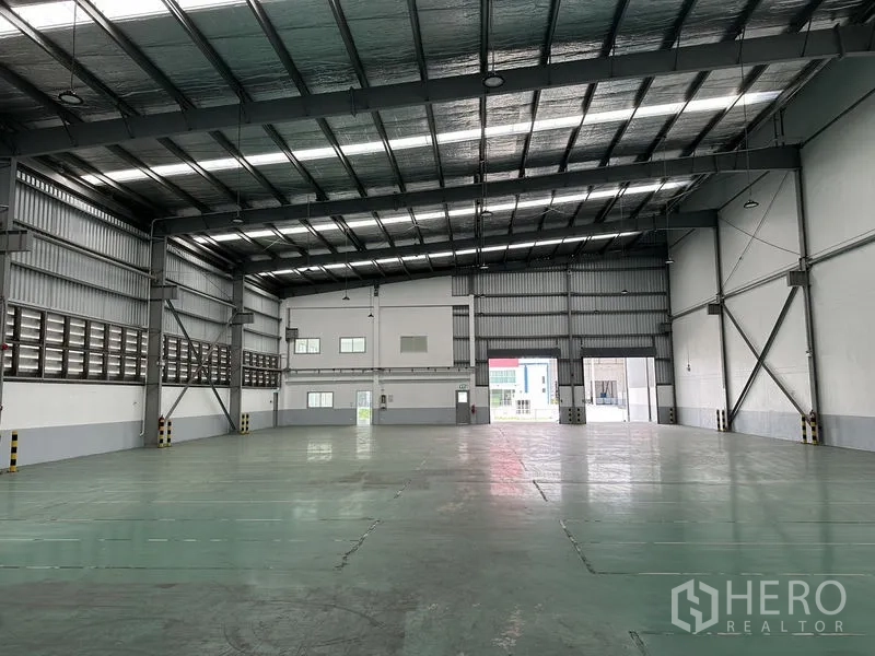 โรงงาน ให้เช่าในMueang Samut Prakan, Samut Prakan - ภายในโรงงานมองไปยังอาคารสำนักงานและประตูเข้าออกขนาดใหญ่ สะดวกต่อโลจิสติกส์