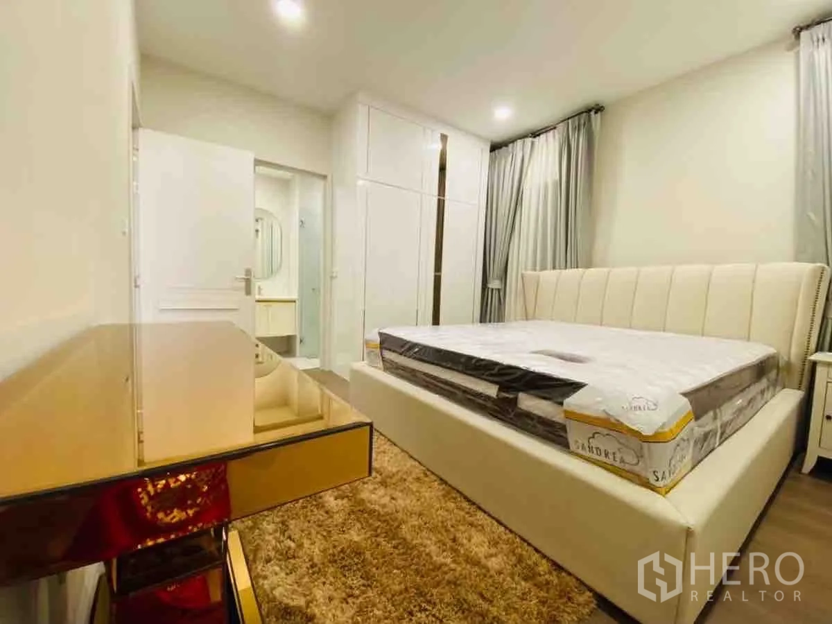 Detached House for rent or sale in Saphan Sung, Bangkok - Guest bedroom with ensuite bathroom and built-in wardrobe