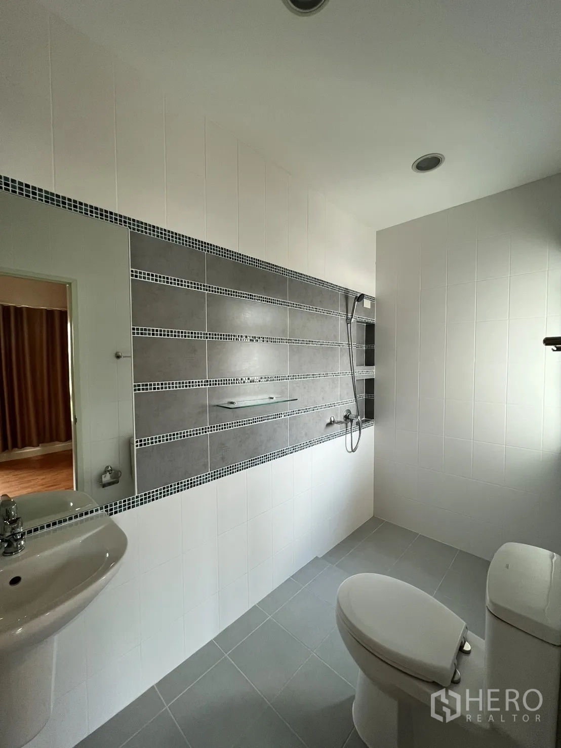 Detached House for rent in Saphan Sung, Bangkok - Third bedroom with two windows and wall‑mounted AC.