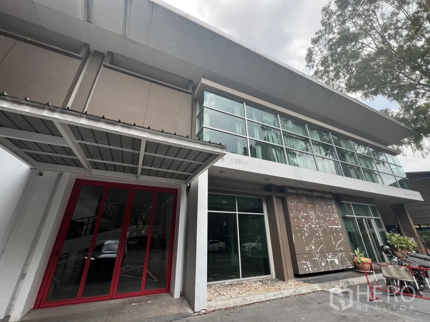 สำนักงาน ให้เช่าในWatthana, Bangkok - มุมมองอาคารสมัยใหม่ ประตูกรอบสีแดงและกระจกเต็มความสูง