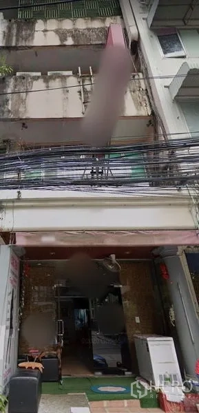 店屋 出租在Watthana, Bangkok - 四层店屋外立面，带阳台，一层店面敞开，门前有电缆，位于曼谷瓦他那区澎蓬一带。