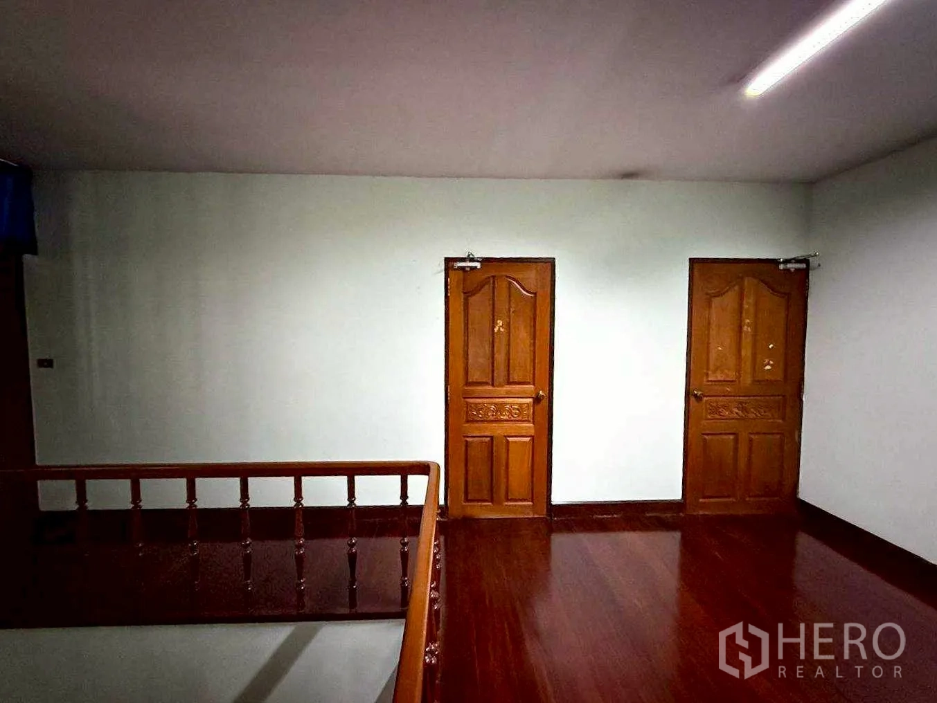 家庭办公室 for rent in Bang Rak, Bangkok - 楼梯平台区，两扇木门与栏杆