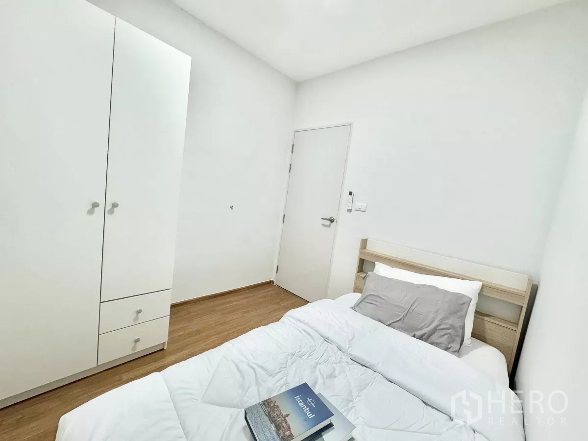 Townhouse for rent in Bang Phli, Samut Prakan - Third bedroom with single bed and tall wardrobe.