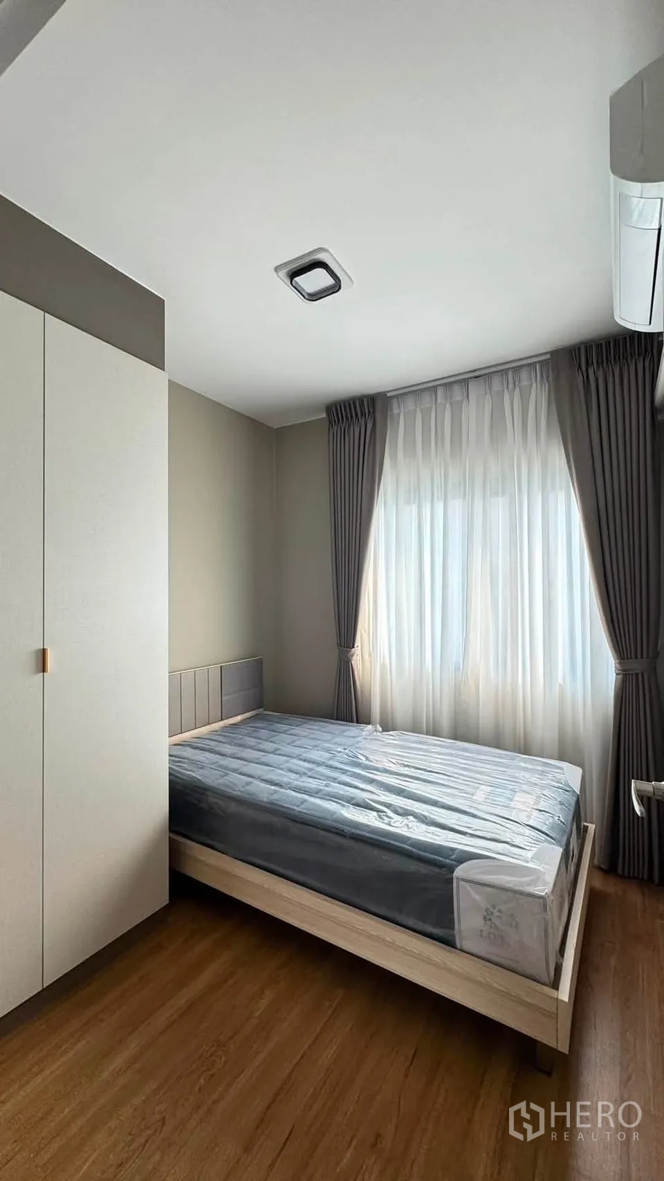 联排别墅 for rent in Bang Phli, Samut Prakan - 温馨卧室，配床、全遮光窗帘与壁挂空调。