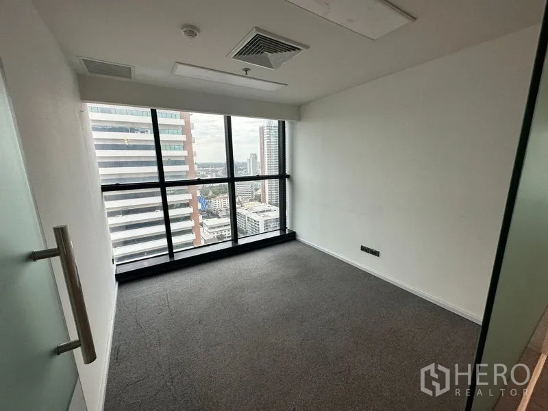 สำนักงาน ให้เช่า - ห้องทำงานส่วนตัวพร้อมหน้าต่างเต็มผนัง มองเห็นวิวกรุงเทพฯ