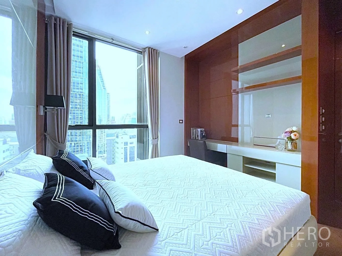 คอนโด for rent in Khlong Toei, Bangkok - ห้องนอนสว่างพร้อมหน้าต่างเต็มบาน วิวสกายไลน์ และโต๊ะทำงานบิลท์อิน