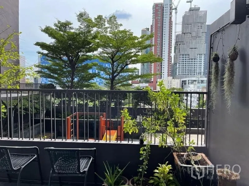 คอนโด ขายในWatthana, Bangkok - ระเบียงปลูกต้นไม้ เห็นวิวเมืองและเรือนยอดไม้ ใกล้บีทีเอสเอกมัย