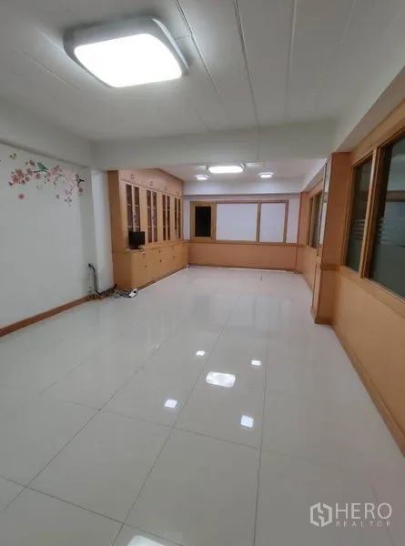คลังสินค้า ให้เช่าในBang Phli, Samut Prakan - ห้องออฟฟิศกว้าง มีตู้บิวท์อินและไฟฝ้า