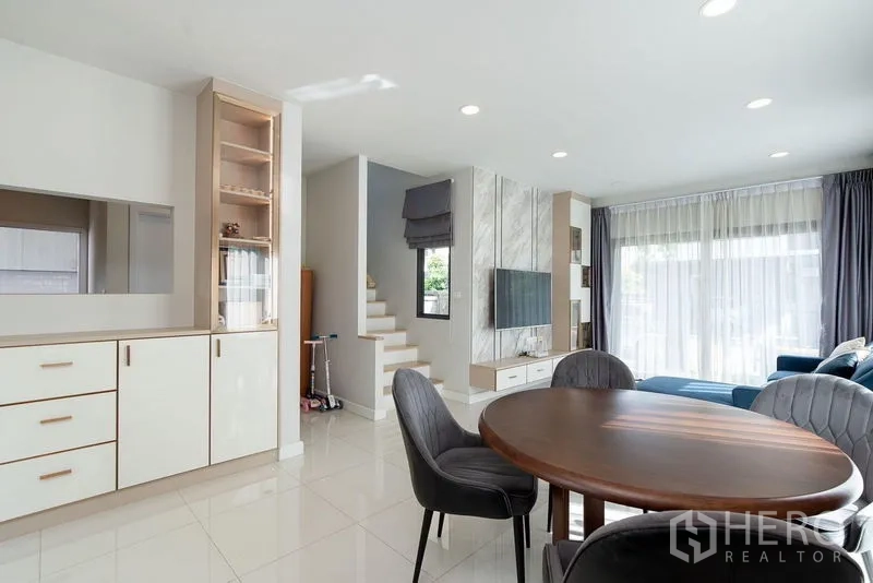 บ้าน ให้เช่าในBang Phli, Samut Prakan - มุมทานข้าวและบันไดข้างผนังทีวีลายหินอ่อน ในพื้นที่เปิดโล่ง