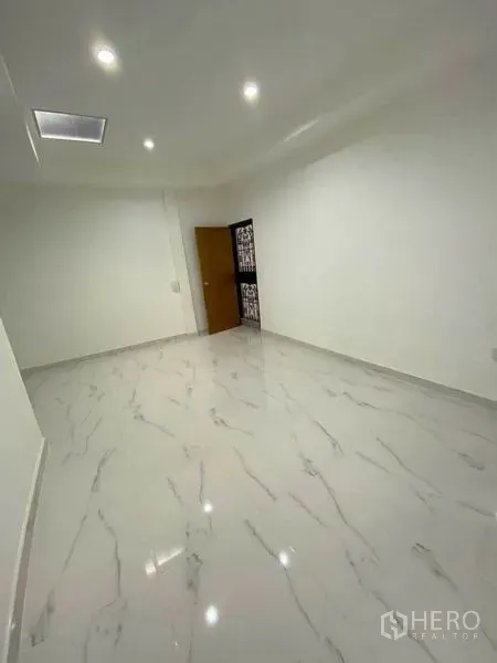独立式住宅 出租在Huai Khwang, Bangkok - 空房间，嵌入式照明与仿大理石地砖。