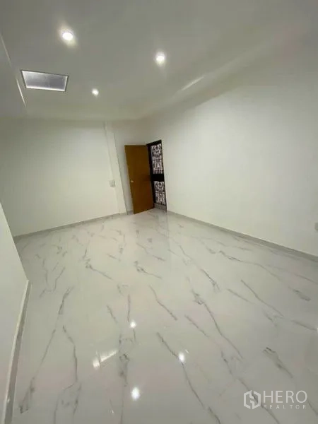独立式住宅 出租在Huai Khwang, Bangkok - 空房间，嵌入式照明与仿大理石地砖。