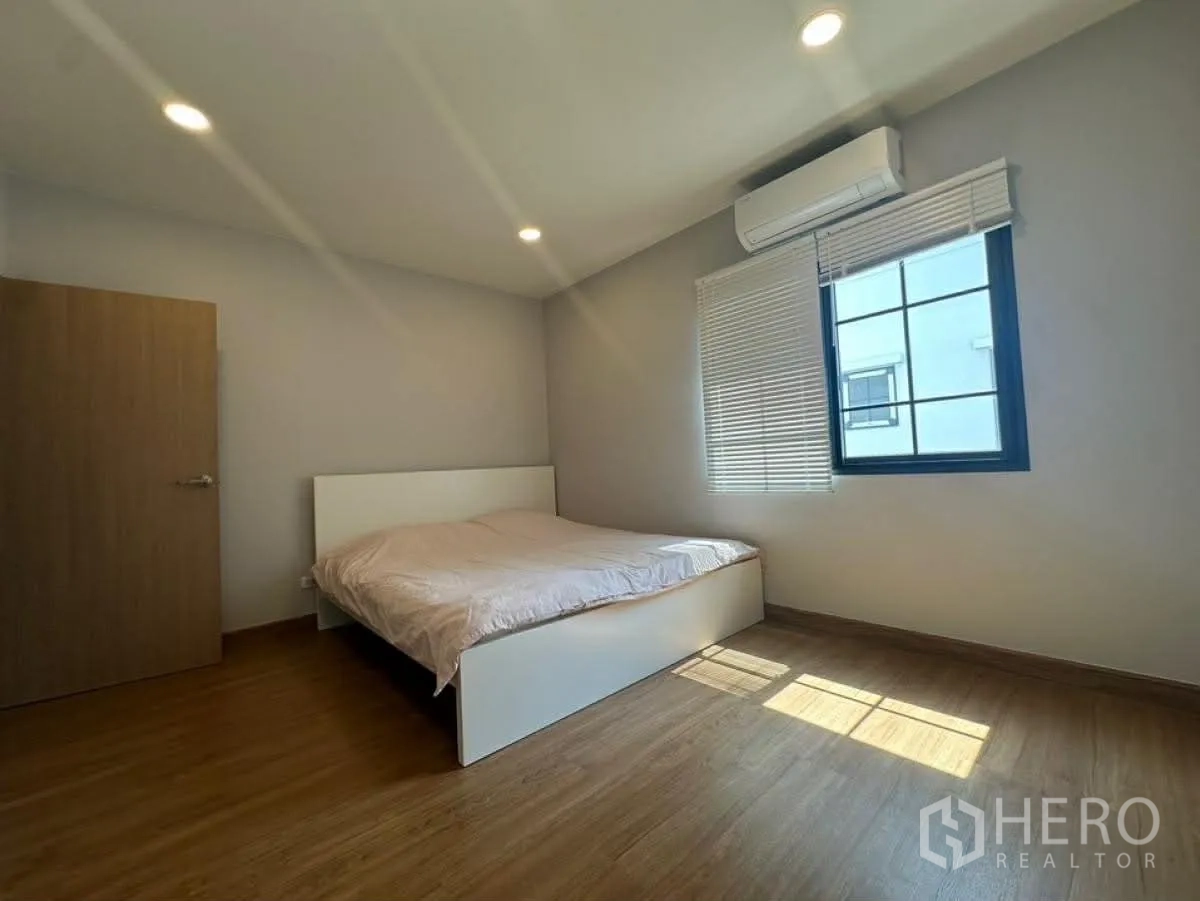 独栋房屋 for rent in Bang Phli, Samut Prakan - 卧室配空调与双人床，采光良好。