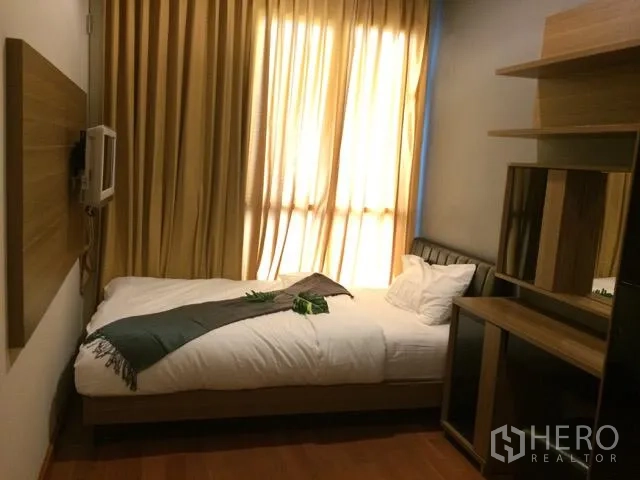 公寓 出租在Pathum Wan, Bangkok - 巴吞旺公寓次卧，单人床、暖色窗帘与木地板。