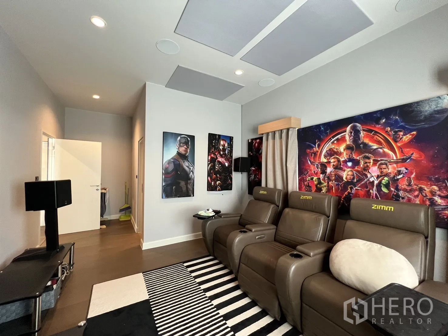独立式住宅 出租或出售在Mueang Pathum Thani, Pathum Thani - 卫浴间，玻璃淋浴房、台盆与坐便。