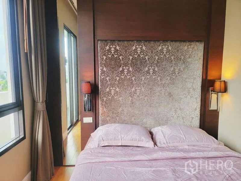 คอนโด ให้เช่าในWatthana, Bangkok - มุมห้องนอนหัวเตียงบุผ้า มีโคมไฟติดผนังและหน้าต่างบานใหญ่
