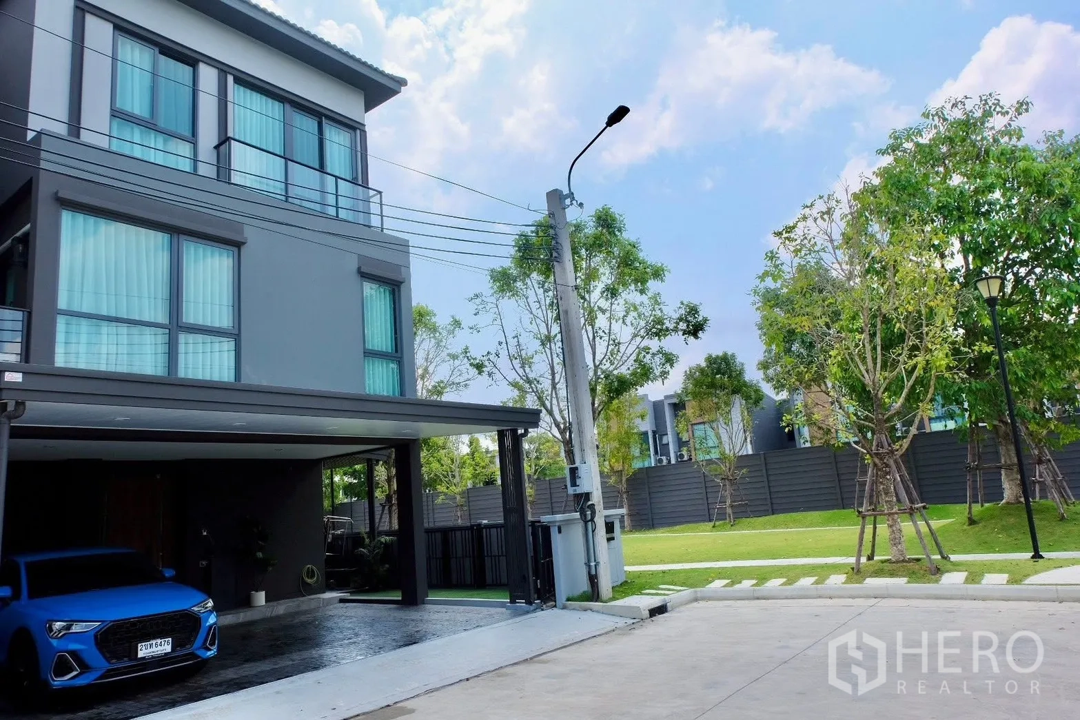 半独立式住宅 for sale in Prawet, Bangkok - 住宅侧面，临景观化公园与路灯。