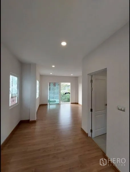 Detached House for sale in Bang Yai, Nonthaburi - Open-plan family room with wood flooring, recessed lights and sliding glass door