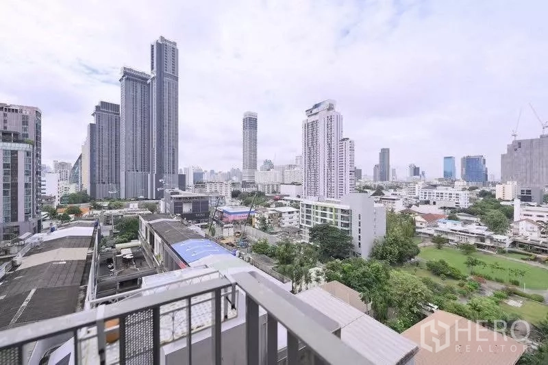 公寓 出租在Watthana, Bangkok - 阳台远眺Ekkamai天际线，高楼与绿地尽收眼底。