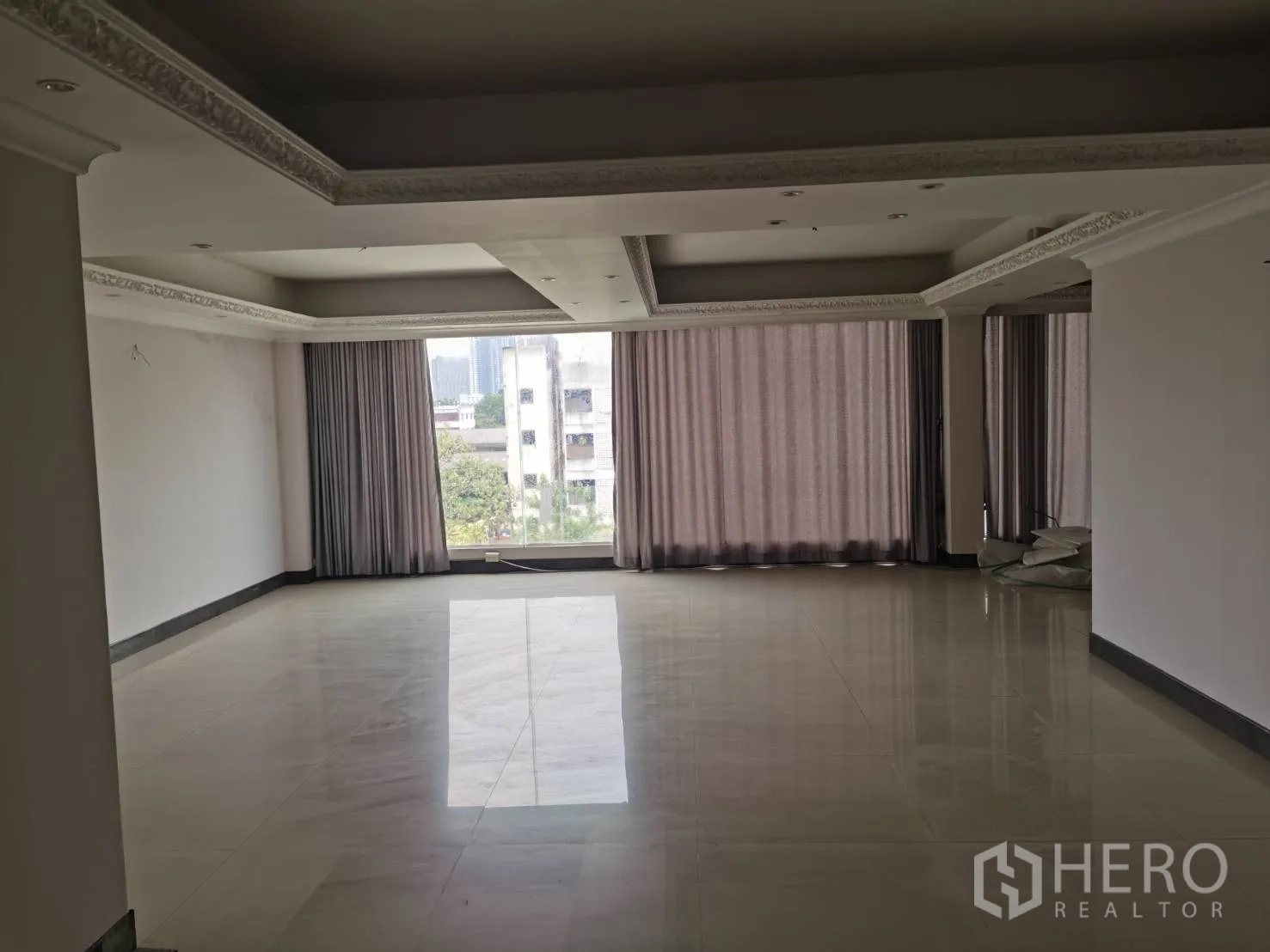 带办公室的家 出租或出售在Huai Khwang, Bangkok - 高层大房间，吊顶设计，大窗与窗帘，可见城市景观