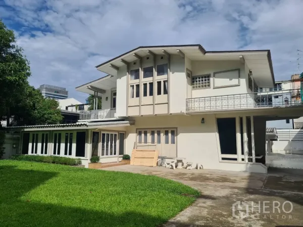 独立式住宅 出租在Khlong Toei, Bangkok - 曼谷คลองเตย两层独栋别墅外观，宽阔草坪与阳台，临近Ekkamai轻轨。