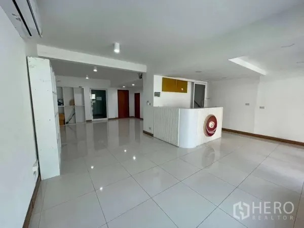 带办公室的家 出租或出售在Wang Thonglang, Bangkok - 明亮的开放式大堂，白色亮面地砖与弧形接待台