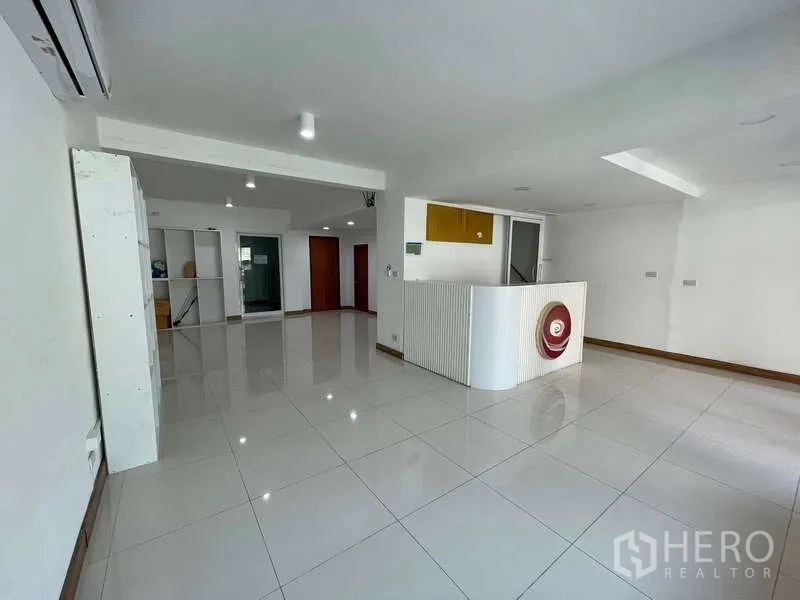 带办公室的家 出租或出售在Wang Thonglang, Bangkok - 明亮的开放式大堂，白色亮面地砖与弧形接待台