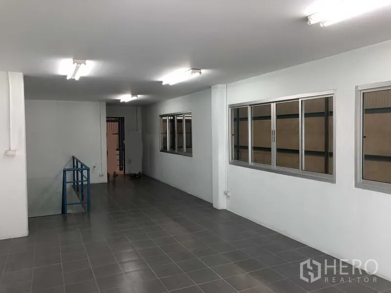 Warehouse for rent in Bang Phli, Samut Prakan - Open‑plan office level with windows overlooking the warehouse and stair access.