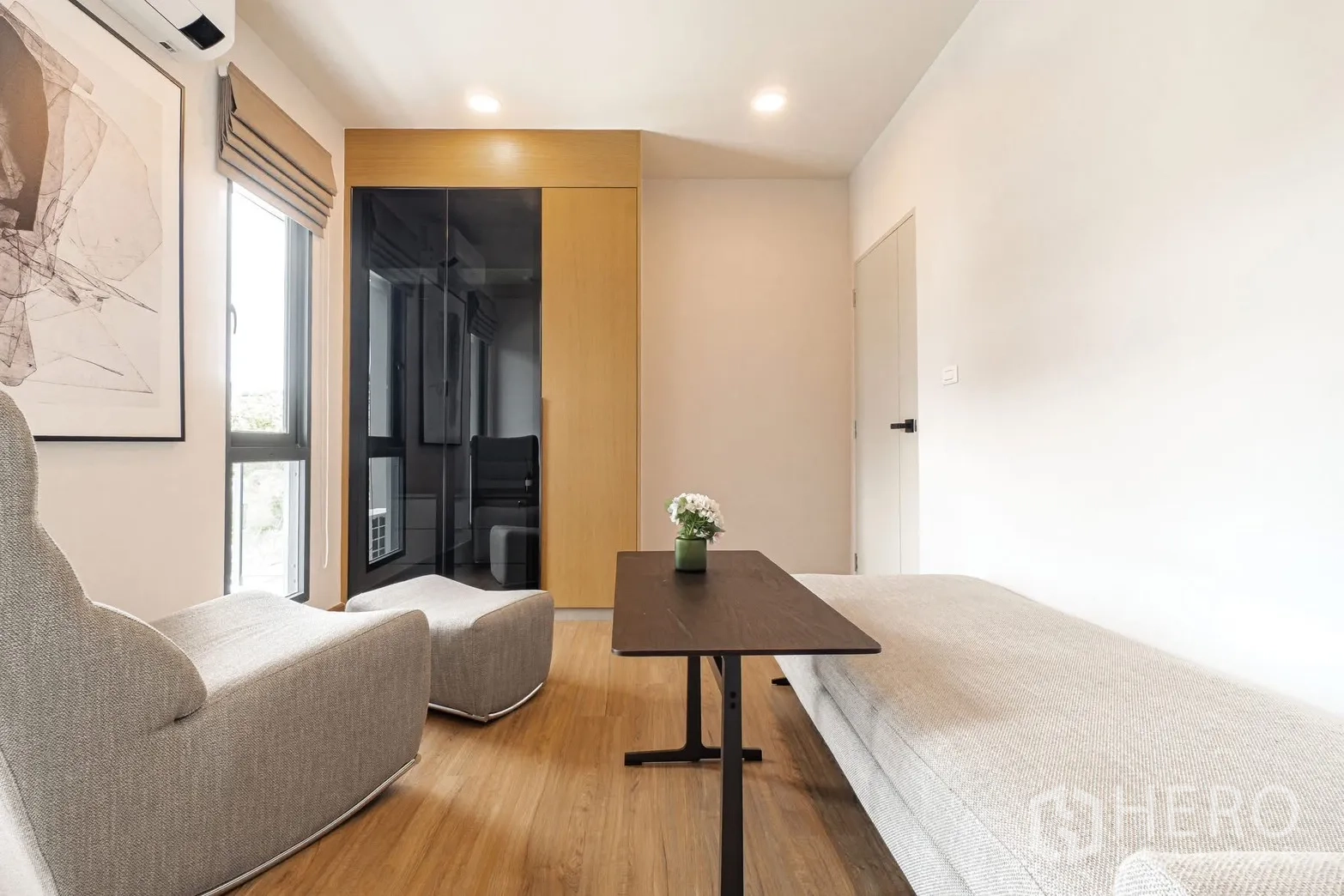 独栋房屋 for rent in Bang Phli, Samut Prakan - 同一房间反向视角，带深色玻璃推门衣柜。