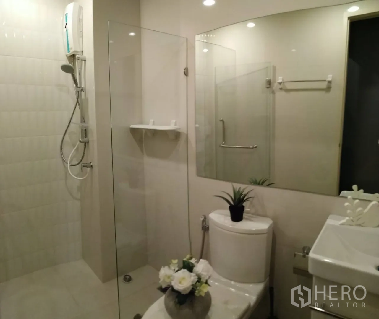 คอนโด ให้เช่าในHuai Khwang, Bangkok - ห้องน้ำสะอาดพร้อมฉากกั้นอาบน้ำกระจก กระจกบานใหญ่ และเครื่องทำน้ำอุ่น