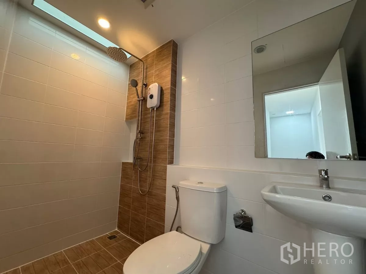 Townhouse for rent in Bang Phli, Samut Prakan - Modern bathroom with rain shower, toilet and wall-mounted basin.