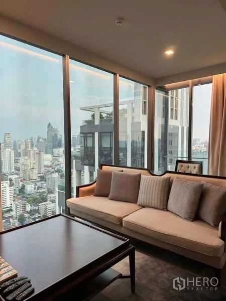 คอนโด ให้เช่าในWatthana, Bangkok - โซฟามุมกระจกแบบรอบด้าน มองเห็นวิวเมืองกว้างจากชั้นสูง.