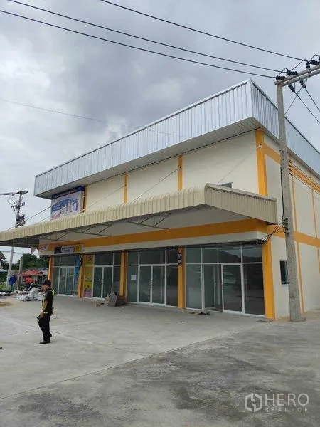 คลังสินค้า ให้เช่าในKrathum Baen, Samut Sakhon - ยูนิตมุมพร้อมหน้าร้านกระจกและกันสาดขนาดใหญ่บริเวณหน้าโครงการ