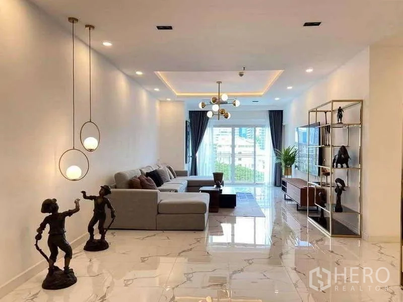 公寓 出租或出售在Watthana, Bangkok - 雅致起居空间，吊灯、装饰雕塑与城市景观窗。