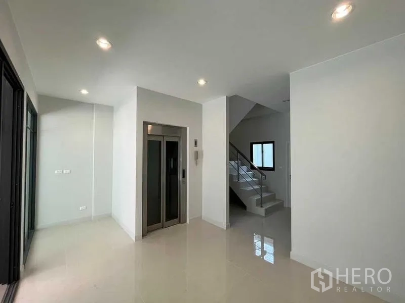 带办公室的家 出租 - 一层空间带私家电梯与楼梯，适合接待或展示厅。