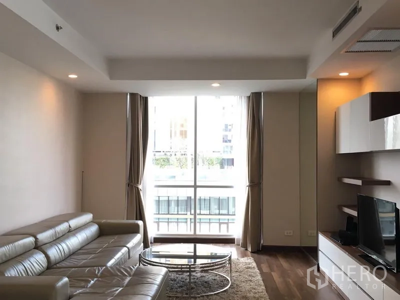 公寓 出租在Pathum Wan, Bangkok - 现代客厅，真皮沙发、电视柜与落地窗
