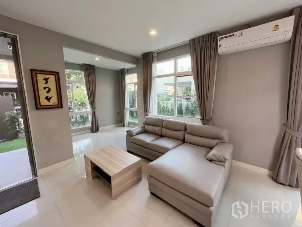 บ้าน ให้เช่าในSamut Prakan - ห้องนั่งเล่นสว่างโปร่ง โซฟารูปตัวแอล หน้าต่างบานใหญ่ และพื้นกระเบื้องเงา