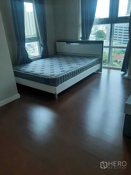 คอนโด ให้เช่าหรือขายในHuai Khwang, Bangkok - ห้องนอนสว่างด้วยหน้าต่างมุมกว้าง มองเห็นสกายไลน์