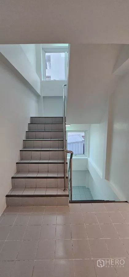 办公空间 出租在Bueng Kum, Bangkok - 采光良好的楼梯间，瓷砖台阶与窗户。