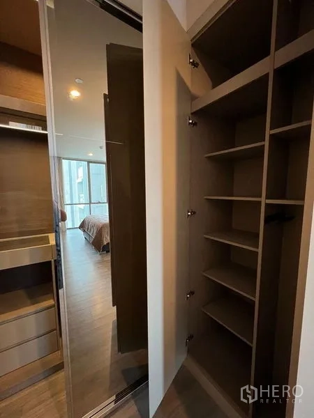 公寓 出租在Watthana, Bangkok - 高柜与镜面推拉门，位于卧室入口旁。