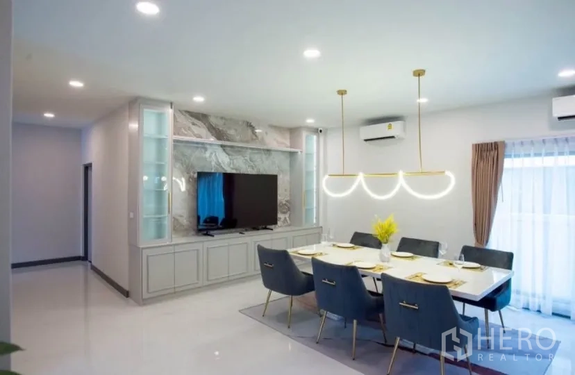 独立式住宅 出租在Bang Phli, Samut Prakan - 开放式餐区，吊灯与电视背景墙及展示柜。