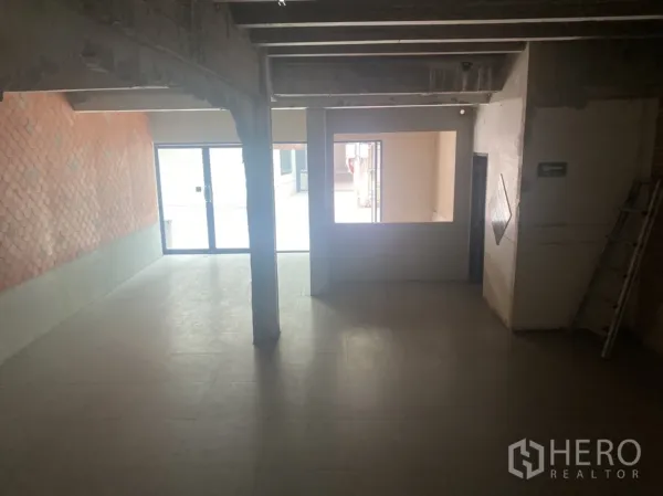 Retail Space for rent in Khlong Toei, Bangkok - Deep rectangular floor plate facing the glass entrance, with a partition window.