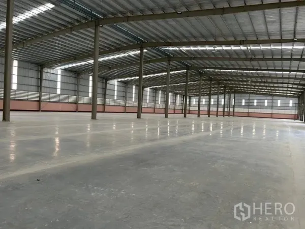 货栈 出租在Nikhom Phatthana, Rayong - 整洁的仓库地面，通风墙体与充足自然采光覆盖全场。
