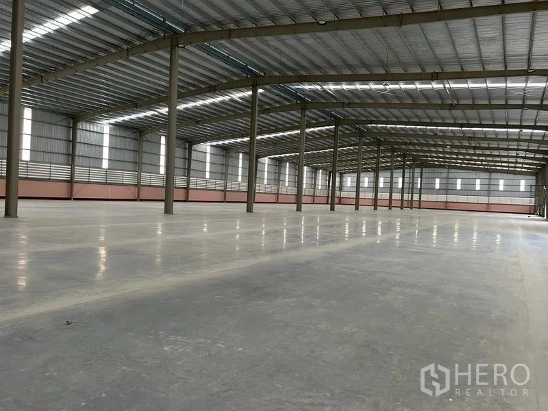 货栈 出租在Nikhom Phatthana, Rayong - 整洁的仓库地面，通风墙体与充足自然采光覆盖全场。