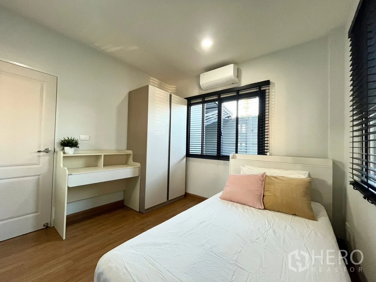 Detached House for rent in Bang Phli, Samut Prakan - Bright secondary bedroom with corner windows, wardrobe, and compact study desk.