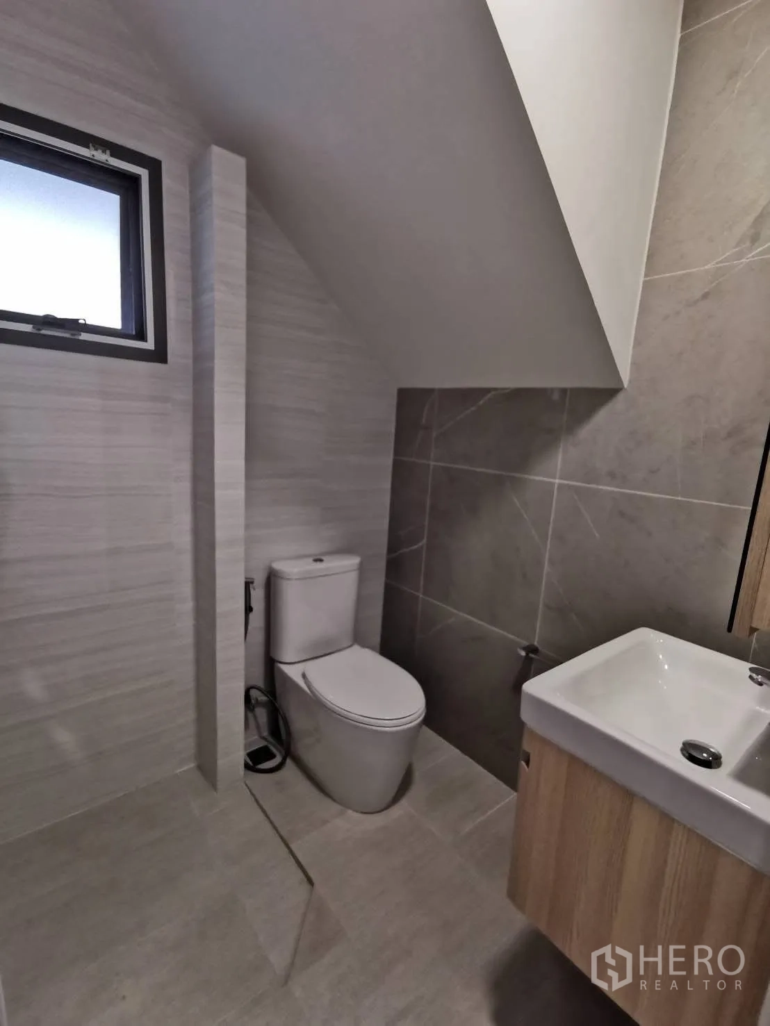 บ้านเดี่ยว for rent in Bang Phli, Samut Prakan - ห้องน้ำเล็กใต้บันได มีโถสุขภัณฑ์ อ่างล้างหน้า และหน้าต่างบานเล็ก